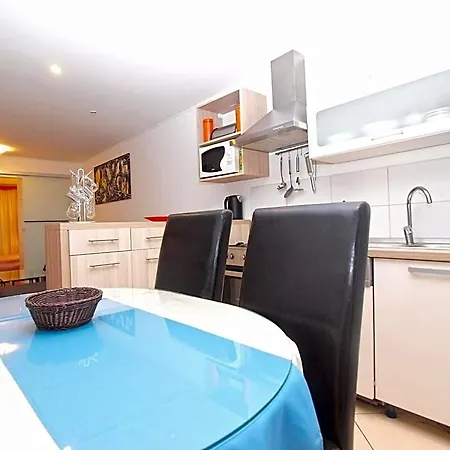 1352 Hotel