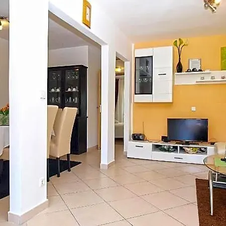 1352 Pula