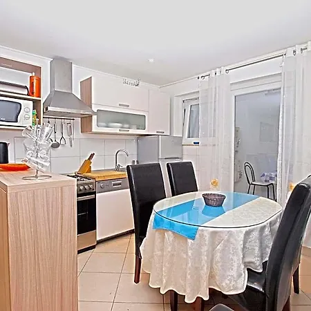 1352 Hotel