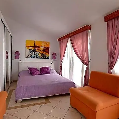 1352 Hotel